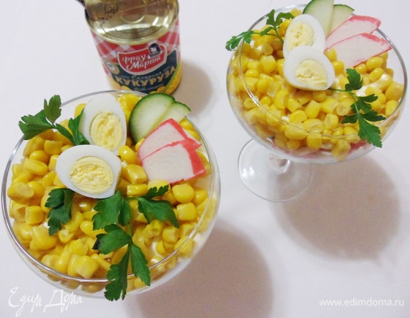 Сверху положить половинки перепелиных яиц.