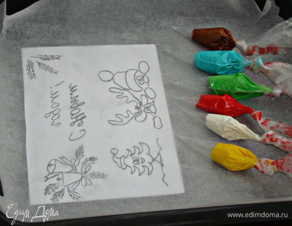 Тесто разделить на столько частей, сколько цветов будет на рисунке. Каждую часть окрасить в необходимый цвет и переложить в корнетики.