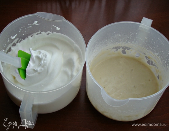 Пока застывает рисунок, приготовим основное тесто. Для этого в одной миске смешать молоко, половину сахарной пудры и растительное масло. Затем всыпать просеянную муку, щепотку ванилина и все еще раз тщательно перемешать. В другой миске взбить с щепоткой соли яичные белки в легкую пену. Затем, подсыпая в два-три приема, — сахарную пудру. Взбить белки до устойчивых пиков.