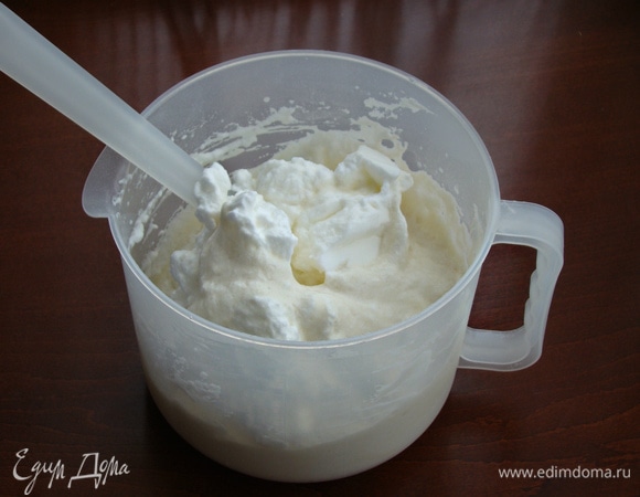Добавляя взбитые белки к молочной смеси, каждый раз аккуратно перемешивать лопаткой.