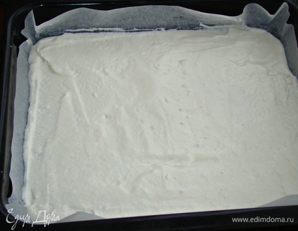 Нанести равномерным слоем тесто на застывший рисунок и поставить в разогретую до 170°C духовку на 12 минут.