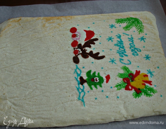 Готовый бисквит накрыть пекарской бумагой и досточкой и аккуратно перевернуть. Снять пекарскую бумагу, не повреждая рисунок. Оставить до полного остывания. Затем из бисквита вырезать две части (большую и поменьше) согласно размерам формы для кекса.