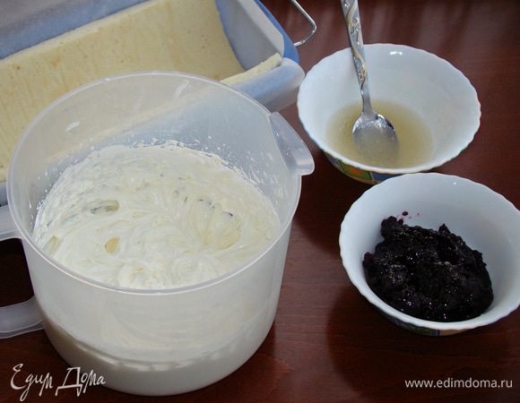 Желатин замочить в небольшом количестве холодной воды. Взбить в миске холодные сливки, сливочный сыр и сахарную пудру. Добавить черносмородиновый джем и еще раз все перемешать. Набухший желатин растопить, остудить и влить в крем. Все хорошо перемешать миксером.