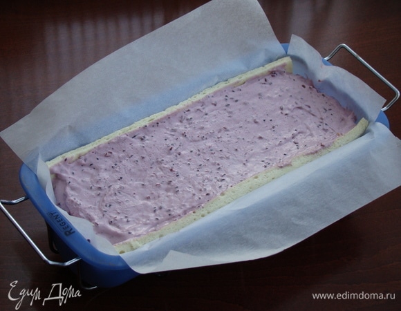 Готовый крем равномерно выложить в форму, сверху накрыть второй частью бисквита и поставить в холодильник на пару часов.