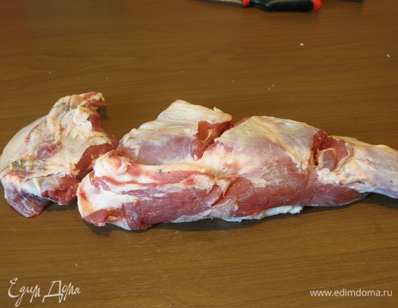 Ногу баранью подготовим, срежем лопаточную кость, если не срезана, и лишний жир. Нога передняя, менее мясная.