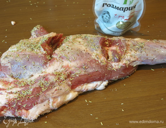 Посыпаем розмарином.