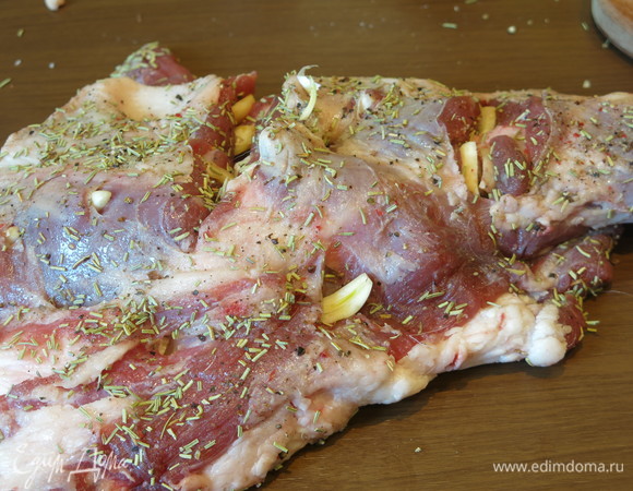 В разрезы кладем чеснок.