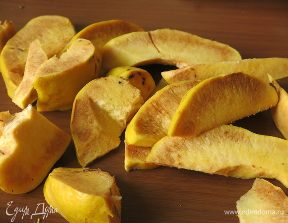 Нарезаем айву.