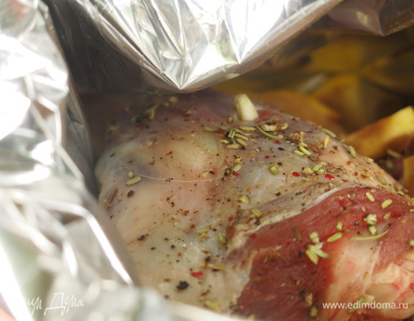 В фольгу или пакет кладем ногу, если не помещается, сгибаем по разрезам, обкладываем айвой и ставим в духовку при 250°C на 40 минут, потом уменьшаем температуру до 220–210°C и выдерживаем еще 2 часа минимум. Плюс 20–30 минут, раскрываем фольгу, поливаем жиром вытопленным и даем зарумяниться.