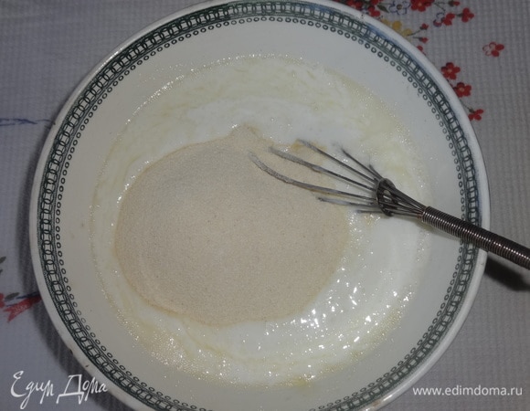 Всыпать манную крупу ТМ «Националь».