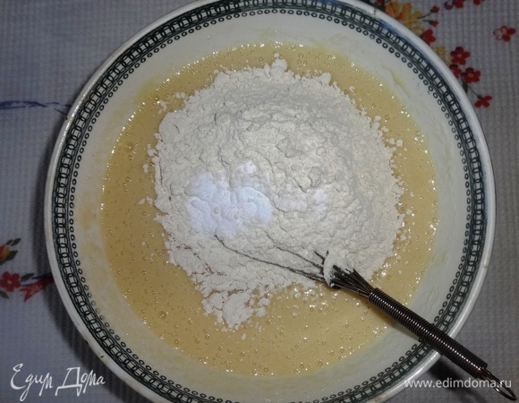 Всыпать муку и соду, перемешать. Дать тесту постоять полчаса.