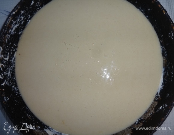 Вылить тесто в сковороду и поставить в духовку, разогретую до 180 ͦ°C, на 30–35 минут. Готовность проверить деревянной палочкой.