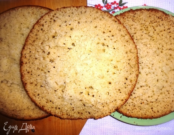 Я решила сделать праздничный вариант манника. Для этого нужно разрезать пирог вдоль на 3 пласта.