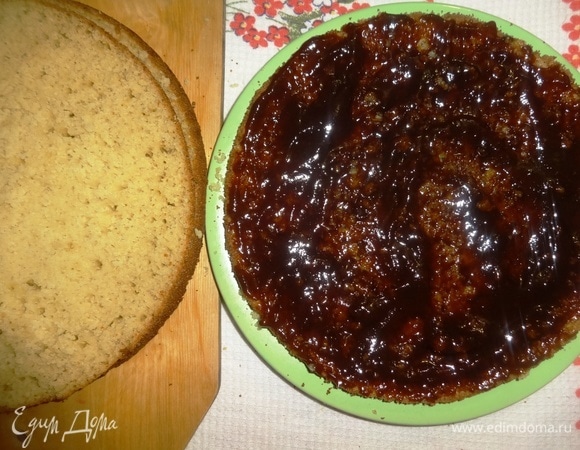 Два пласта смазать любым повидлом. У меня калиновое.