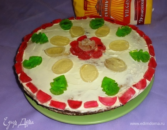 Верх манника смазать густой жирной сметаной. Сахара в сметану я не добавляла, так как достаточно сладко. Верх я украсила разноцветным мармеладом. Я хотела сохранить «дух того времени», поэтому мой праздничный вариант очень минималистичен. Я представила, что так пирог украсила бы моя бабушка.