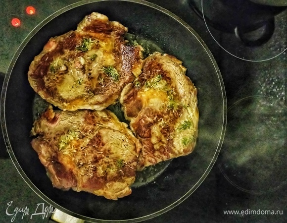 После того, как перевернем все кусочки, проделываем ту же процедуру с другой стороны стейка — смазываем ее нашей заправкой и снова переворачиваем, чтобы еще немного подрумянить. Внимание! Время обжарки с каждой стороны не должно превышать 2 минуты!