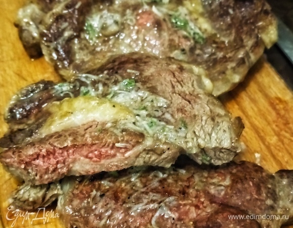 Вынимаем из духовки, даем постоять под фольгой еще 10 минут. Снимаем фольгу, раскладываем по тарелкам и наслаждаемся. Смотрите, какой он сочный и красивый внутри! Подавать с красным полусухим и овощным гарниром!