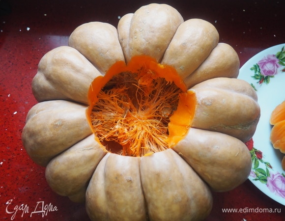 В тыкве среднего размера вырезать сверху крышечку.