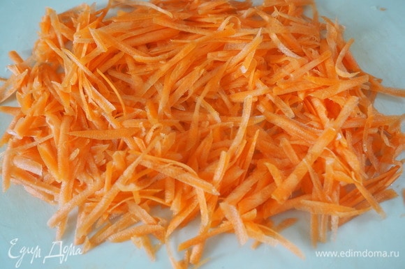 Морковку натереть на крупной терке.