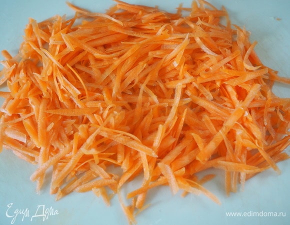 Морковку натереть на крупной терке.
