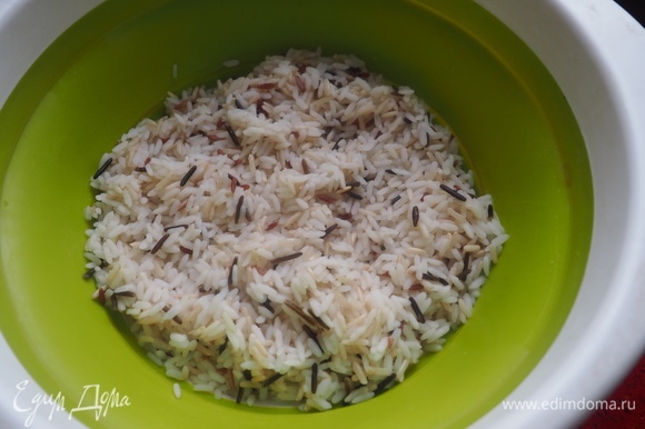 Рис залить кипятком. Варить в чуть подсоленной воде 10–12 минут и откинуть на дуршлаг.