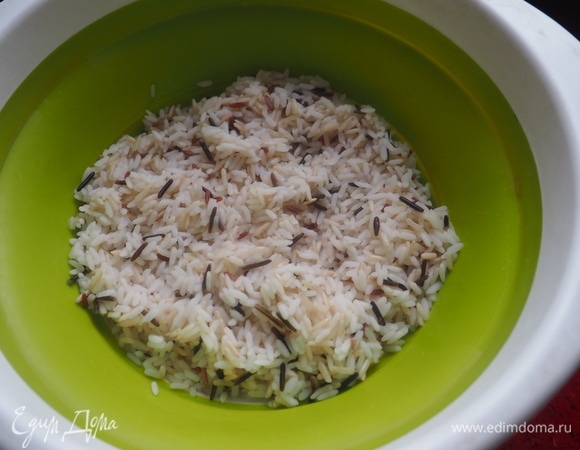 Рис залить кипятком. Варить в чуть подсоленной воде 10–12 минут и откинуть на дуршлаг.