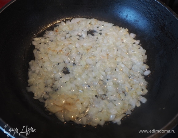 Лук мелко нарезать и обжаривать на растительном масле 5 минут.