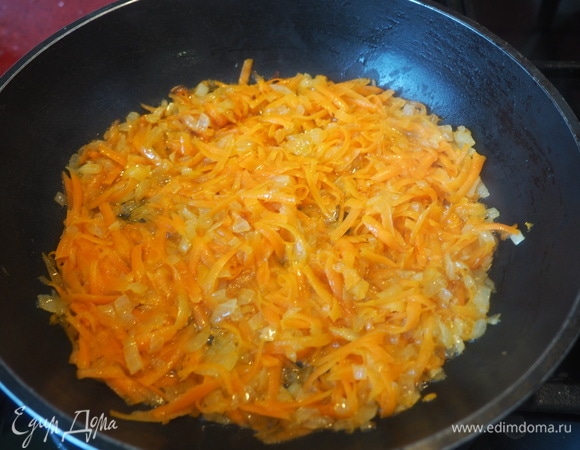 Добавить морковь и готовить все вместе еще 10 минут.