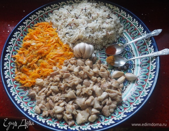 Для фарширования тыквы берем полуготовый рис, обжаренную курицу, зажарку из лука и моркови, куркуму (кари), паприку, одну головку и три зубчика чеснока (не очищаем).