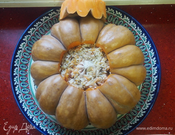 Целую головку чеснока кладем поверх плова, немного углубив.