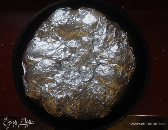 Заворачиваем тыкву в фольгу. Укладываем на противень. Запекаем в духовом шкафу при 200°C 2 часа. Затем фольгу снимаем, увеличиваем температуру до 220°C и печем еще 30 минут.