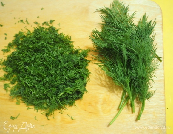 Укроп мелко режем. Три веточки отложим для украшения.