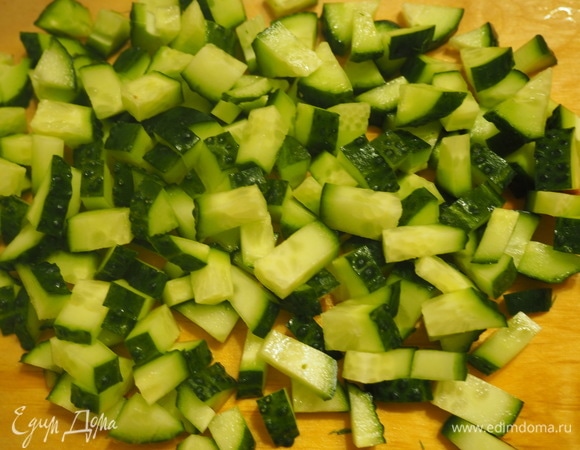 Два огурца нарежем кубиком, а один потом — специальным спиральным ножиком.
