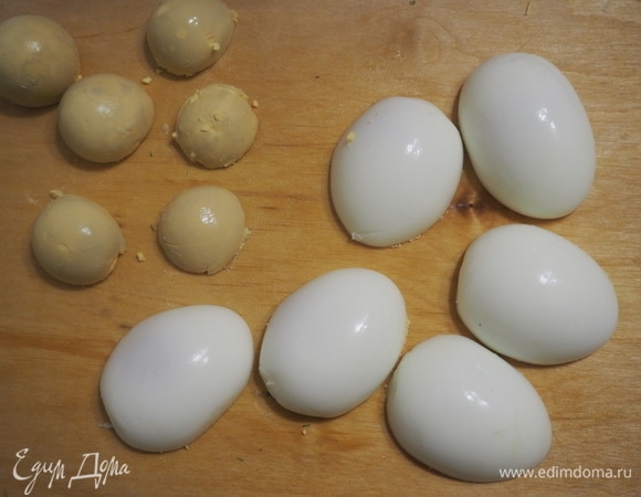 Отварные яйца разделить на белки и желтки. Желток крошим в салат, а белок трем на мелкой терке и откладываем для финального украшения.