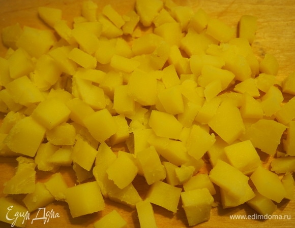Отварной картофель режем кубиком.