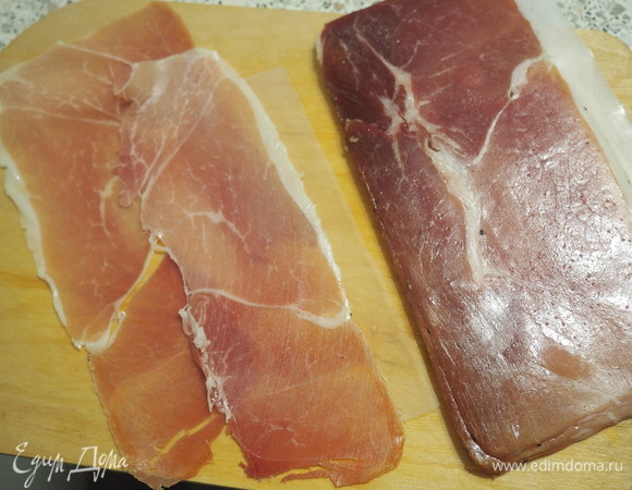 Пармскую ветчину режем кубиком. Три целых кусочка отложим для будущих «розочек».