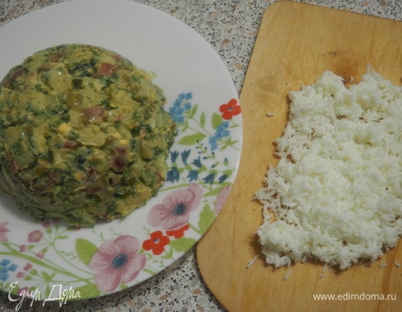 Все нарезанные ингредиенты смешиваем. Добавляем консервированный горошек ТМ «Фрау Марта». Солим, перчим, добавляем сметану и плотно укладываем в глубокую миску или пиалу. Переворачиваем пиалу на красивое блюдо.