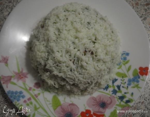 Приступаем к украшению. Посыпаем наш «сугроб» сверху тертым белком.