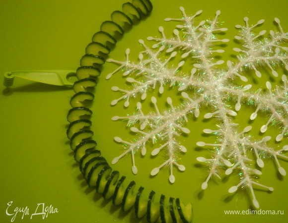Спиральным ножиком делаем из огурца украшение.