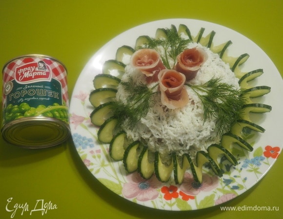 Из полосок ветчины свернули розочки. Урасили ими верх салата. Добавили веточки укропа. Все! Салат «Розы в снегу» готов. Можно подавать на стол! Всем приятного аппетита и вкусного красивого Нового года вместе с продуктами ТМ «Фрау Марта».