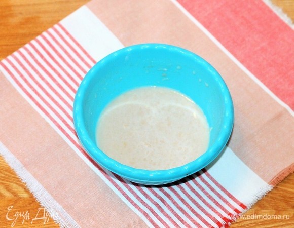 Приготовим опару. 1 ст. л. муки (от общего количества) смешиваем с дрожжами (4 г). В теплом молоке (60 мл) растворяем сахар (1 ст. л.) и вмешиваем мучную смесь (муку с дрожжами), взбиваем венчиком. Ставим миску с опарой в теплое место до образования пенной шапочки минут на 20.