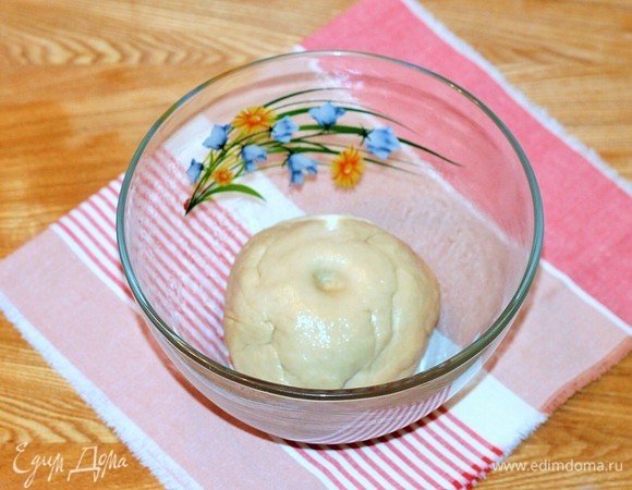 Небольшими частями добавляем в жидкую молочную смесь мучную, вымешиваем гладкое, мягкое, не липнущее к рукам тесто. Смазываем чистую миску растительным маслом (0,5 ст. л.), кладем тесто и прокручиваем. Закрываем миску пленкой и ставим в теплое место для увеличения теста в 2–3 раза.