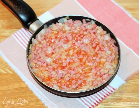 Приготовим сладкую начинку. Начинка простая. Творог перетираем через сито. Затем смешиваем творог с сахаром (лучше по вкусу), ванильным сахаром (0,5 пакета) и яичным белком (1 шт). Можно добавить щепотку соли (по желанию).<br />
Приготовим несладкую начинку. На разогретом сливочном масле (30 г) обжариваем очищенный и мелко нарезанный репчатый лук до прозрачности. Добавляем тонко нарезанную капусту (можно заменить на белокочанную). Через 2–3 минуты добавляем мелко нарезанную ветчину (можно заменить на тертую на крупной терке вареную колбасу), 1–2 ст. л. томатного кетчупа, 0,5 ч. л. приправы (смесь трав), соль и перец, перемешиваем и тушим до готовности капусты. Китайская капуста тушится быстро.