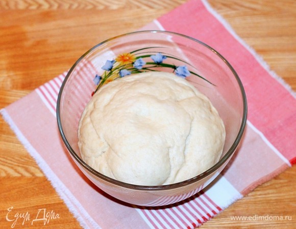 Подошедшее тесто обмять и дать (минут 20) немного подняться под пленкой или накрыть прозрачным пакетом.