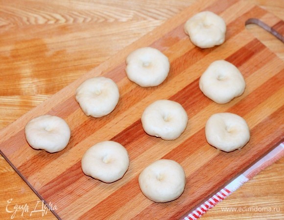 Выкладываем тесто на разделочную доску и делим на 9 частей (примерно по 40 грамм каждая). Разделочную доску не припыляем мукой.