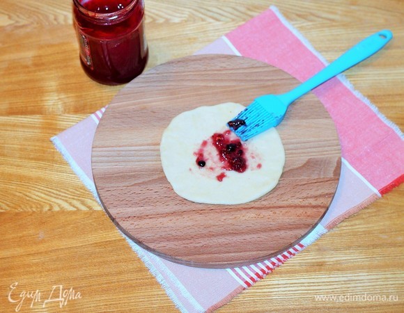 Формируем пирог со сладкой начинкой. Раскатываем каждую лепешку в круг размером с чайное блюдце. Смазываем джемом.