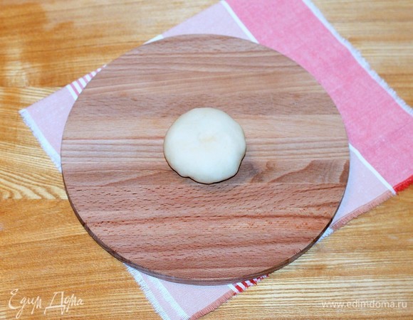 Форму для выпечки предварительно застелить силиконовым ковриком (не смазываем маслом) или пекарской бумагой (смазываем маслом). Круглую заготовку кладем в середину формочки.