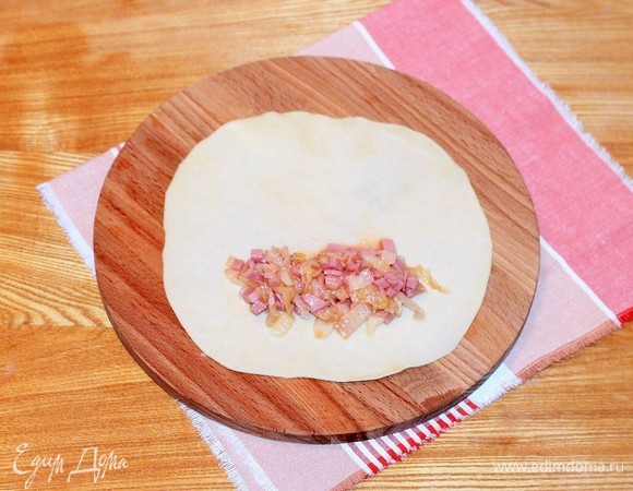 Несладкий пирог формируем так же, как и сладкий, только кладем капустную начинку. Формовка заготовок по краю пирога: кладем на лепешку начинку и аккуратно ее закручиваем. Получился рулетик.