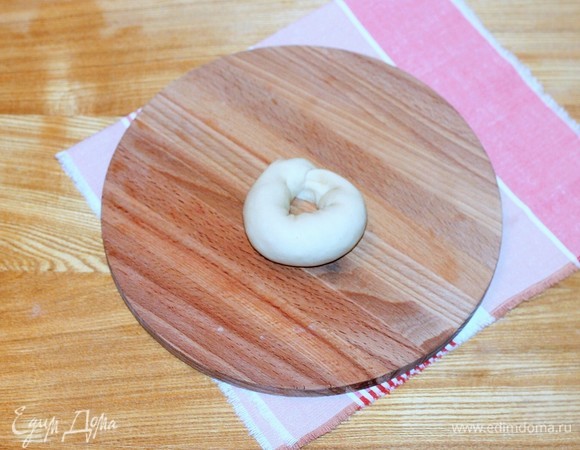 Соединяем края рулетика и подворачиваем кончики.