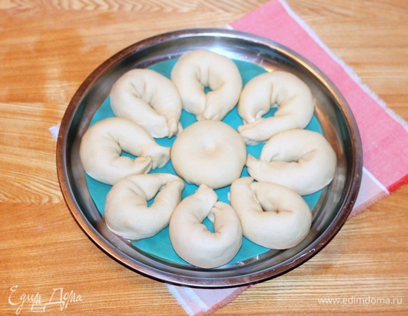 Выкладываем заготовки в форму, накрываем сухим тонким полотенцем или тряпицей. Ставим противень в теплое место до увеличения пирога в 2 раза минут на 30.